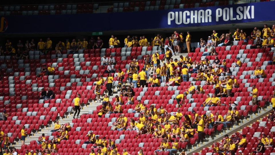 Kibice Pogoni Szczecin powoli zapełniają trybuny PGE Stadionu Narodowego przed finałowym meczem piłkarskiego Pucharu Polski z Legią Warszawa. PAP/Leszek Szymański