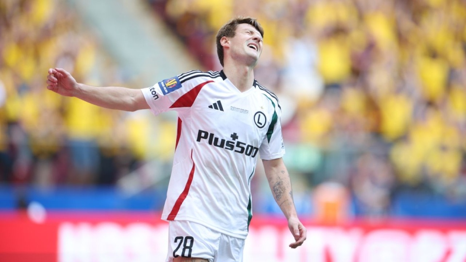 Piłkarz Legii Warszawa Marc Gual po niewykorzystanym rzucie karnym podczas finałowego meczu Pucharu Polski z Pogonią Szczecin na PGE Narodowym. PAP/Leszek Szymański