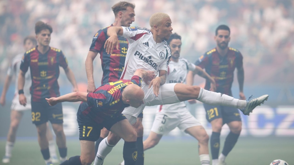 Piłkarz Pogoni Szczecin Rafał Kurzawa (C-L) i Steve Kapuadi (C-P) z Legii Warszawa podczas finałowego meczu Pucharu Polski na PGE Narodowym. PAP/Leszek Szymański