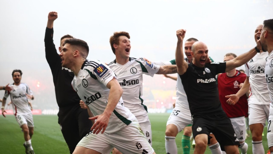 Piłkarze Legii Warszawa cieszą się z gola podczas finałowego meczu Pucharu Polski z Pogonią Szczecin na PGE Narodowym. PAP/Leszek Szymański