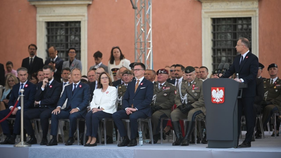 Prezydent RP Andrzej Duda, Premier Donald Tusk, wicepremier, minister cyfryzacji Krzysztof Gawkowski, wicepremier, minister obrony narodowej Władysław Kosiniak-Kamysz, marszałek Senatu Małgorzata Kidawa-Błońska i marszałek Sejmu Szymon Hołownia podczas uroczystości na placu Zamkowym w Warszawie z okazji rocznicy uchwalenia Konstytucji 3. maja. PAP/Marcin Obara