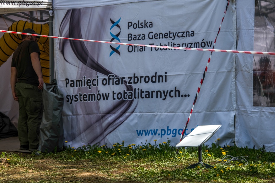 Puźniki na zachodzie Ukrainy. Rozpoczął się kolejny etap prac ekshumacyjnych. Według różnych źródeł ukraińscy nacjonaliści zabili tam od 50 do 120 Polaków. Są to pierwsze ekshumacje od ogłoszenia pod koniec listopada 2024 r. zniesienia przez stronę ukraińską zakazu poszukiwań i ekshumacji szczątków polskich ofiar wojen i konfliktów na terytorium Ukrainy. PAP/Vladyslav Musiienko