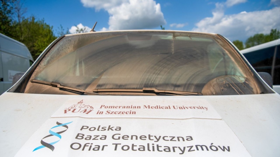 Puźniki na zachodzie Ukrainy. Rozpoczął się kolejny etap prac ekshumacyjnych. Według różnych źródeł ukraińscy nacjonaliści zabili tam od 50 do 120 Polaków. Są to pierwsze ekshumacje od ogłoszenia pod koniec listopada 2024 r. zniesienia przez stronę ukraińską zakazu poszukiwań i ekshumacji szczątków polskich ofiar wojen i konfliktów na terytorium Ukrainy. PAP/Vladyslav Musiienko