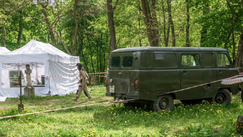 Puźniki na zachodzie Ukrainy. Rozpoczął się kolejny etap prac ekshumacyjnych. Według różnych źródeł ukraińscy nacjonaliści zabili tam od 50 do 120 Polaków. Są to pierwsze ekshumacje od ogłoszenia pod koniec listopada 2024 r. zniesienia przez stronę ukraińską zakazu poszukiwań i ekshumacji szczątków polskich ofiar wojen i konfliktów na terytorium Ukrainy. PAP/Vladyslav Musiienko