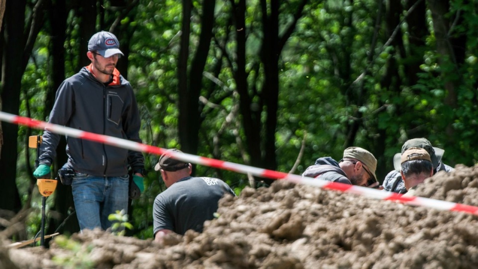 Puźniki na zachodzie Ukrainy. Rozpoczął się kolejny etap prac ekshumacyjnych. Według różnych źródeł ukraińscy nacjonaliści zabili tam od 50 do 120 Polaków. Są to pierwsze ekshumacje od ogłoszenia pod koniec listopada 2024 r. zniesienia przez stronę ukraińską zakazu poszukiwań i ekshumacji szczątków polskich ofiar wojen i konfliktów na terytorium Ukrainy. PAP/Vladyslav Musiienko