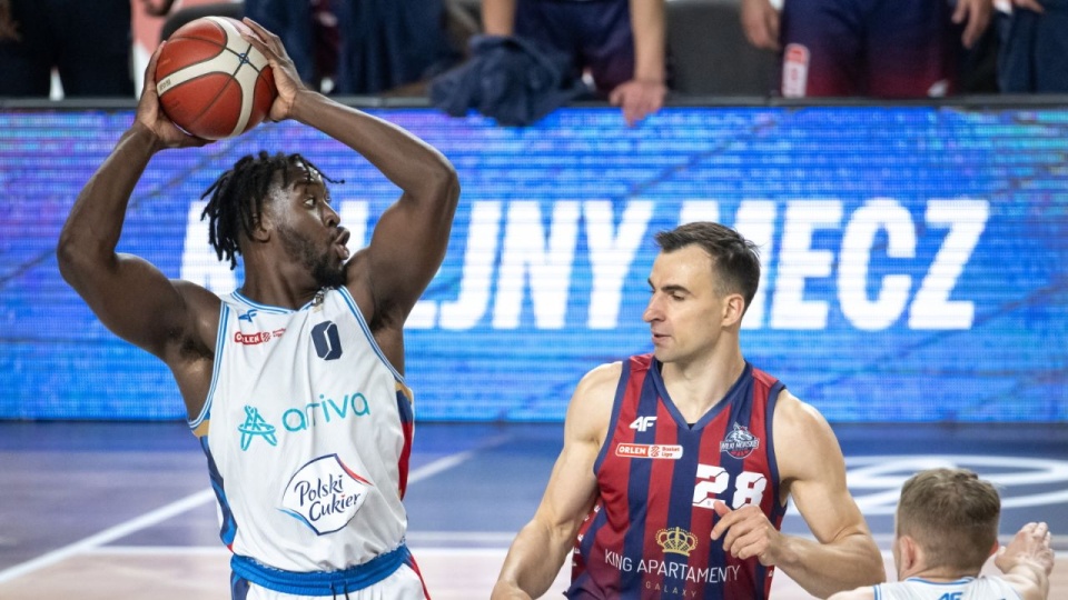 Zawodnicy Arriva Polskiego Cukru Toruń Abdul Malik Abu i Michael Ertel oraz Przemysław Żołnierewicz z Kinga Szczecin podczas meczu 29. kolejki Ekstraklasy koszykarzy. PAP/Tytus Żmijewski