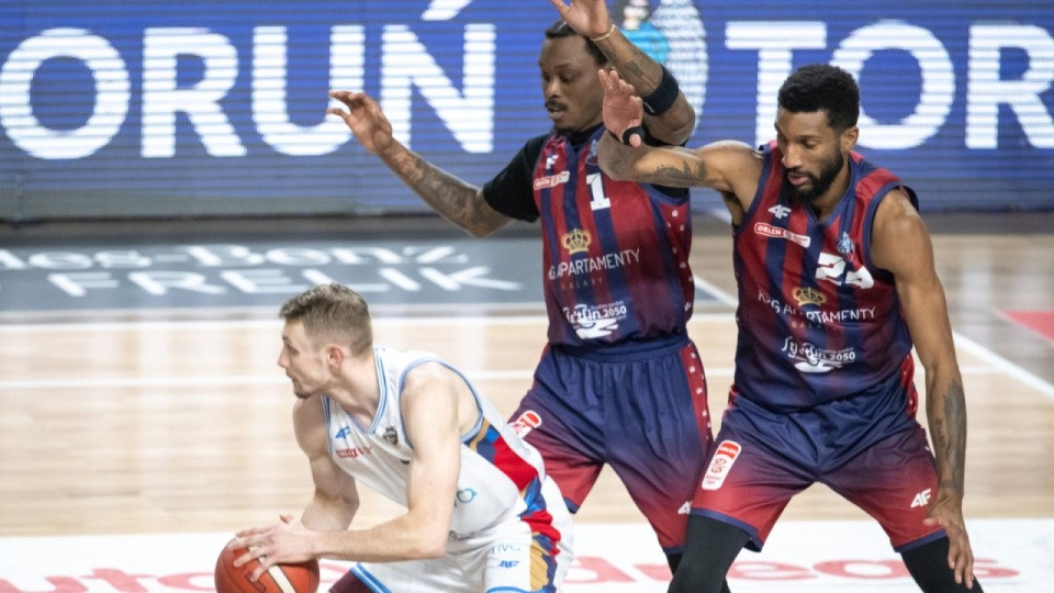 Zawodnik Arriva Polskiego Cukru Toruń Michael Ertel oraz Mustapha Heron i Marcus Lee z Kinga Szczecin podczas meczu 29. kolejki Ekstraklasy koszykarzy. PAP/Tytus Żmijewski