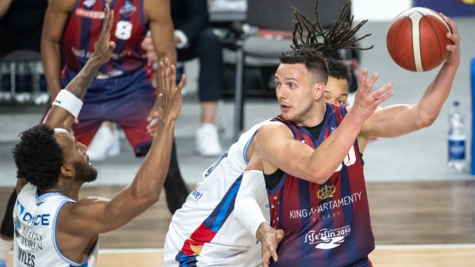 Zawodnik Arriva Polskiego Cukru Toruń Divine Myles i Jovan Novak z Kinga Szczecin podczas meczu 29. kolejki Ekstraklasy koszykarzy. PAP/Tytus Żmijewski