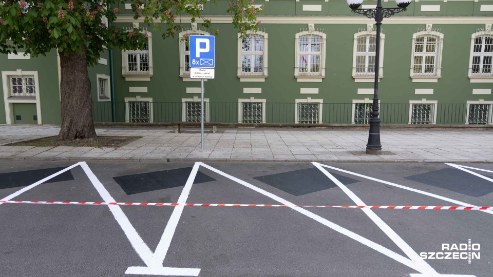 Parking dla radnych pod Urzędem Miasta. Fot. Robert Stachnik [Radio Szczecin]