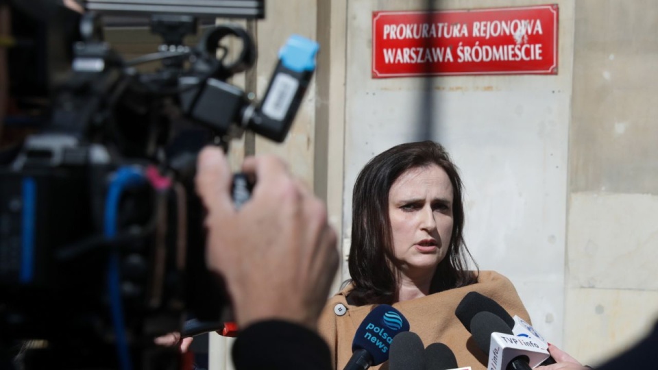 Prok. Lucyna Korga-Mazurek podczas wypowiedzi dla mediów przed siedzibą Prokuratury Rejonowej Warszawa Śródmieście. Zatrzymany w sprawie zabójstwa na kampusie Uniwersytetu Warszawskiego Mieszko R. usłyszy zarzuty zabójstwa, usiłowania zabójstwa i znieważenia zwłok. PAP/Tomasz Gzell