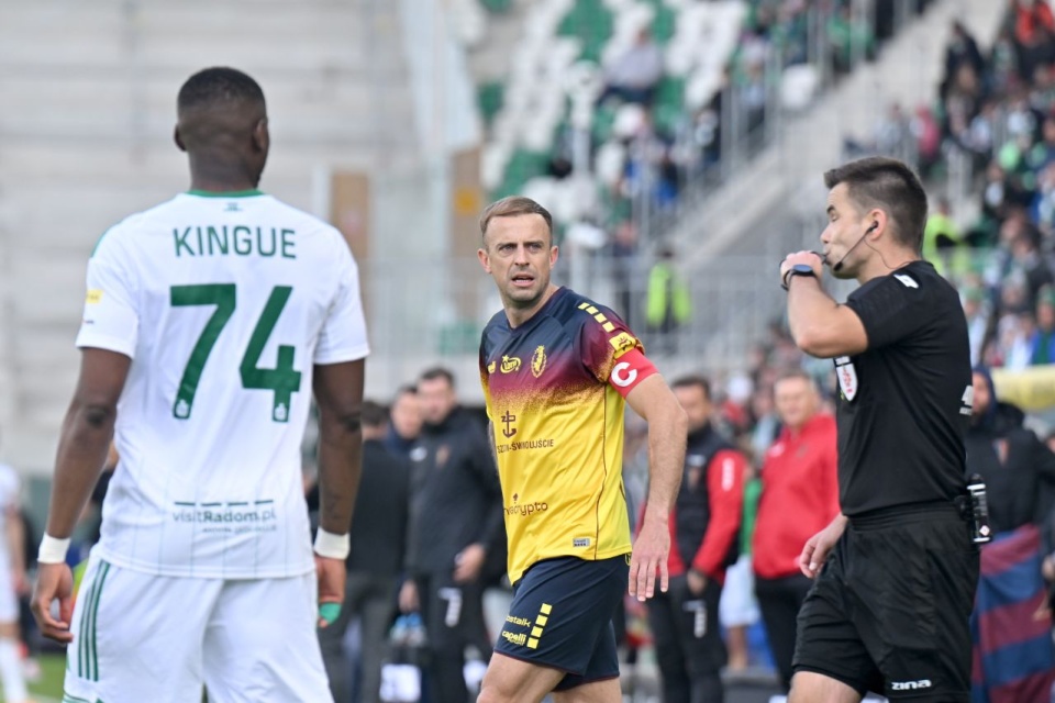 Sędzia główny spotkania Sebastian Krasny (P) anuluje bramkę zdobytą przez Kamila Grosickiego (C) z Pogoni Szczecin podczas meczu 32. kolejki piłkarskiej Ekstraklasy z Radomiakiem Radom. PAP/Piotr Polak