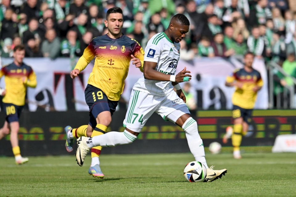 Zawodnik Radomiaka Radom Steve Kingue (P) i Eftimis Kuluris (L) z Pogoni Szczecin. PAP/Piotr Polak