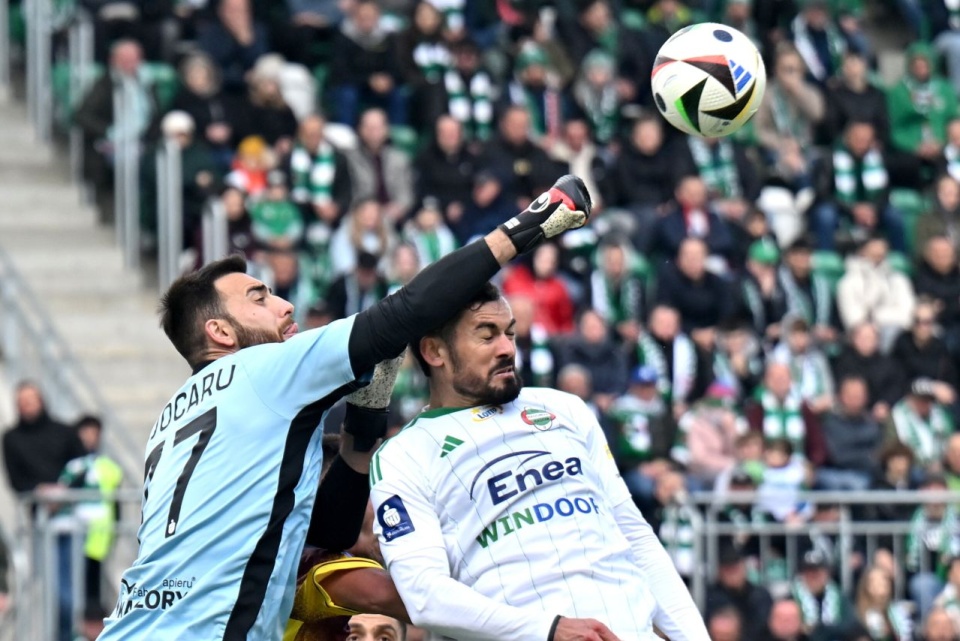 Zawodnik Radomiaka Radom Paulo Henrique (P) i Valentin Cojocaru (L) z Pogoni Szczecin. PAP/Piotr Polak