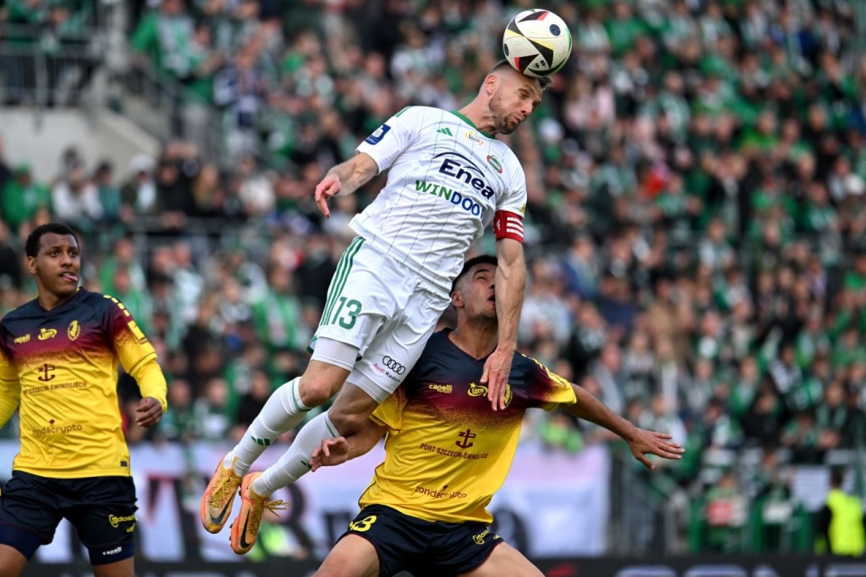 Zawodnik Radomiaka Radom Jan Grzesik (L) i Dymitros Keramitsis (P) z Pogoni Szczecin. PAP/Piotr Polak