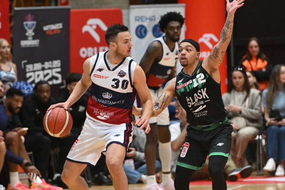 Zawodnik Kinga Szczecin Jovan Novak (L) i Justin Robinson (P) ze Śląskiem Wrocław w meczu o 7. miejsce Ekstraklasy koszykarzy. PAP/Marcin Bielecki