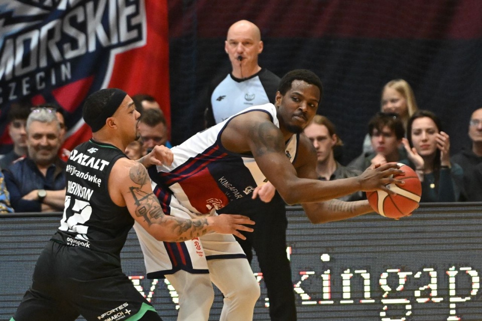 Zawodnik Kinga Szczecin Isaiah Whitehead (P) i Justin Robinson (L) ze Śląska Wrocław. PAP/Marcin Bielecki