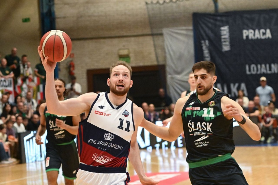 Zawodnik Kinga Szczecin Aleksander Dziewa (L) i Ajdin Penava (P) ze Śląska Wrocław. PAP/Marcin Bielecki