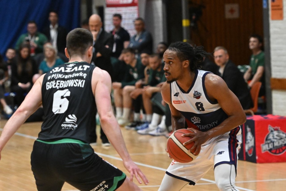 Zawodnik Kinga Szczecin James Woodard (P) i Daniel Gołębiowski (L) ze Śląska Wrocław. PAP/Marcin Bielecki