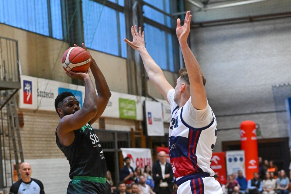 Zawodnik Kinga Szczecin Mateusz Kostrzewski (P) i Emmanuel Nzekwesi (L) ze Śląska Wrocław. PAP/Marcin Bielecki