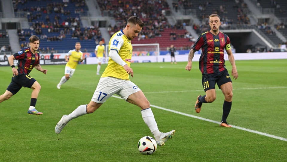 Rafał Kurzawa (L) i Mathieu Scalet (P) z Motoru Lublin. Fot. PAP/Marcin Bielecki