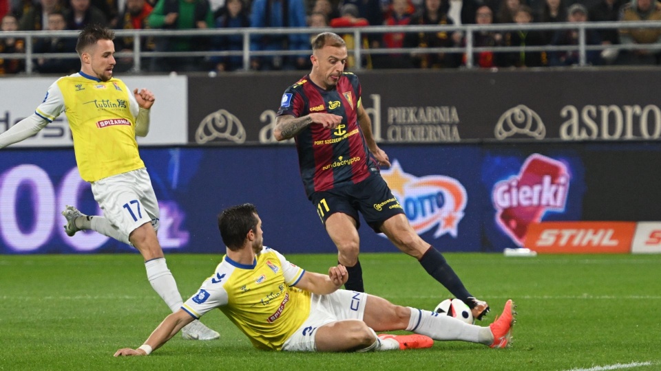 Kamil Grosicki (P) oraz Herve Matthys (C) i Filip Wójcik (L) z Motoru Lublin. Fot. PAP/Marcin Bielecki