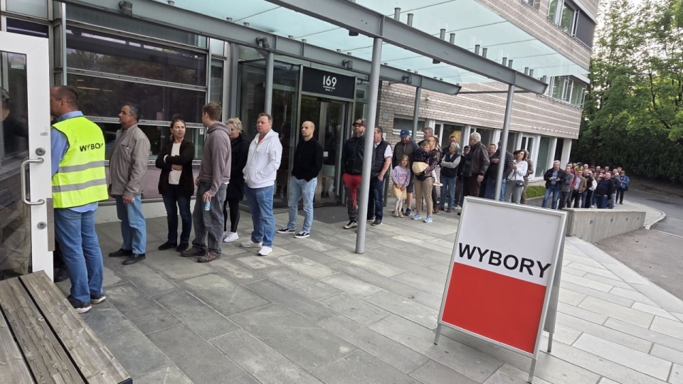 Kolejka przed konsulatem RP w Oslo, przed otwarciem lokalu wyborczego. Głosowanie w wyborach prezydenckich. Startuje w nich 13 kandydatów. PAP/Mieszko Czarnecki