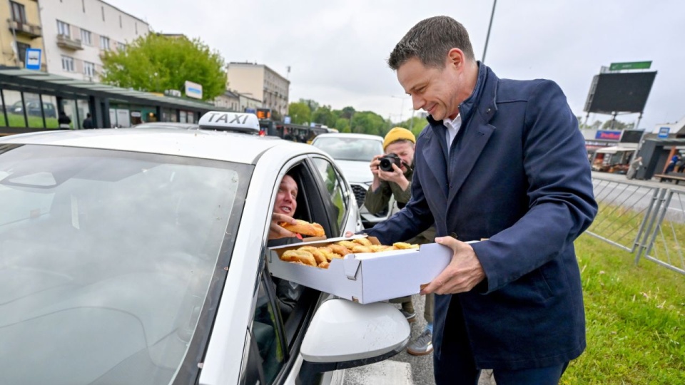 Kandydat KO w wyborach prezydenta RP, prezydent Warszawy Rafał Trzaskowski rozdaje drożdżówki i jabłka na ulicach Kielc. PAP/Piotr Polak