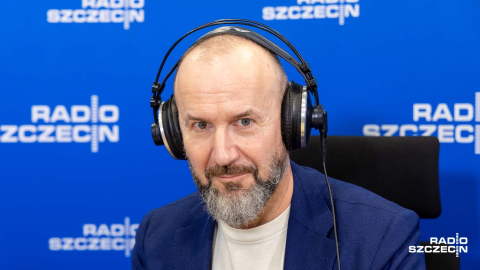 Konrad Pawicki, aktor, wokalista i radiowiec. Fot. Robert Stachnik [Radio Szczecin]