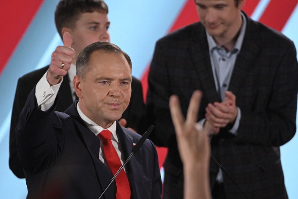 Karol Nawrocki podczas wieczoru wyborczego w swoim sztabie. PAP/Marcin Obara