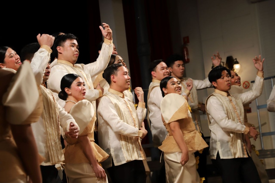 Grand Prix 59. Międzynarodowego Festiwalu Pieśni Chóralnej im. prof. Jana Szyrockiego w Międzyzdrojach dla University Of The Philippines Manila Chorale. Dyrygent John Steven Verrosa. Fot. Tomasz Rychłowski [MDK Międzyzdroje]
