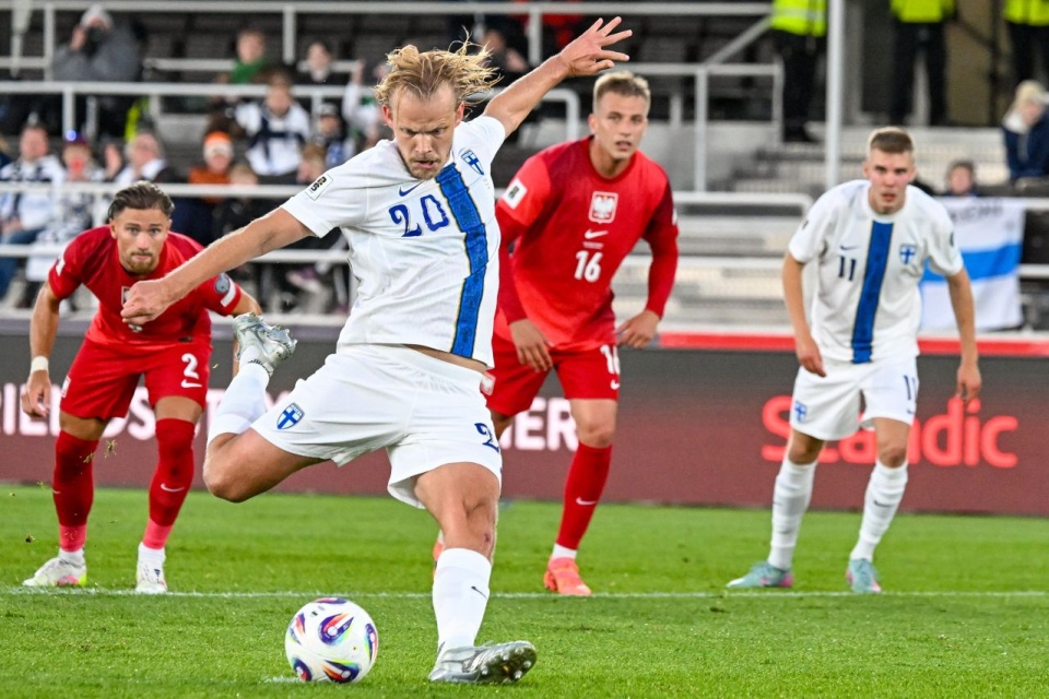 Joel Pohjanpalo podczas akcji w meczu Polska-Finlandia. PAP/EPA/Kimmo Brandt