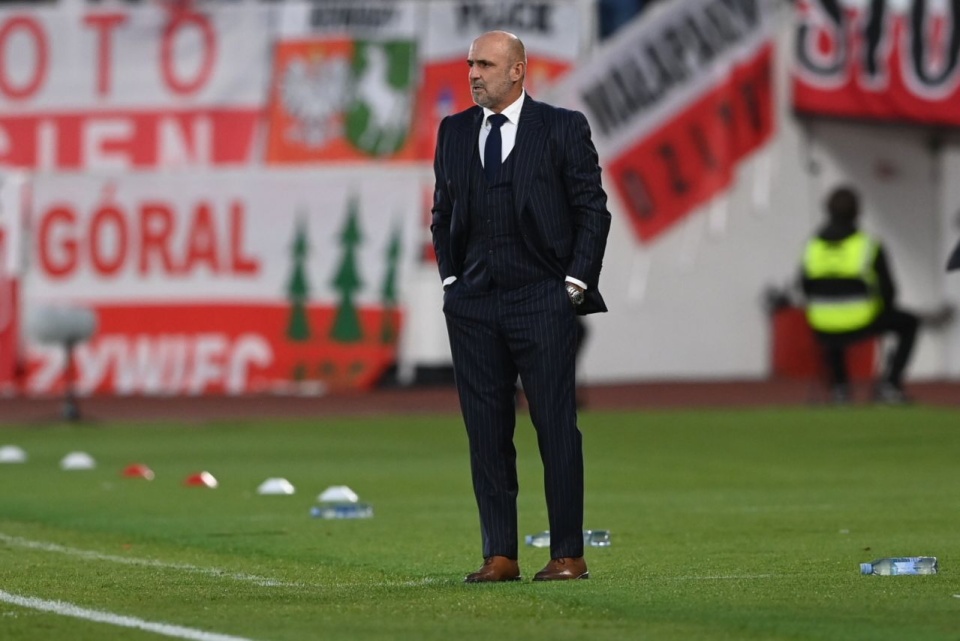 Spora część fanów domaga się szybkiej dymisji trenera. Tymczasem sam Probierz tuż po spotkaniu zarzekał się, że nie widzi powodu, aby odchodzić. Fot. PAP/Piotr Nowak