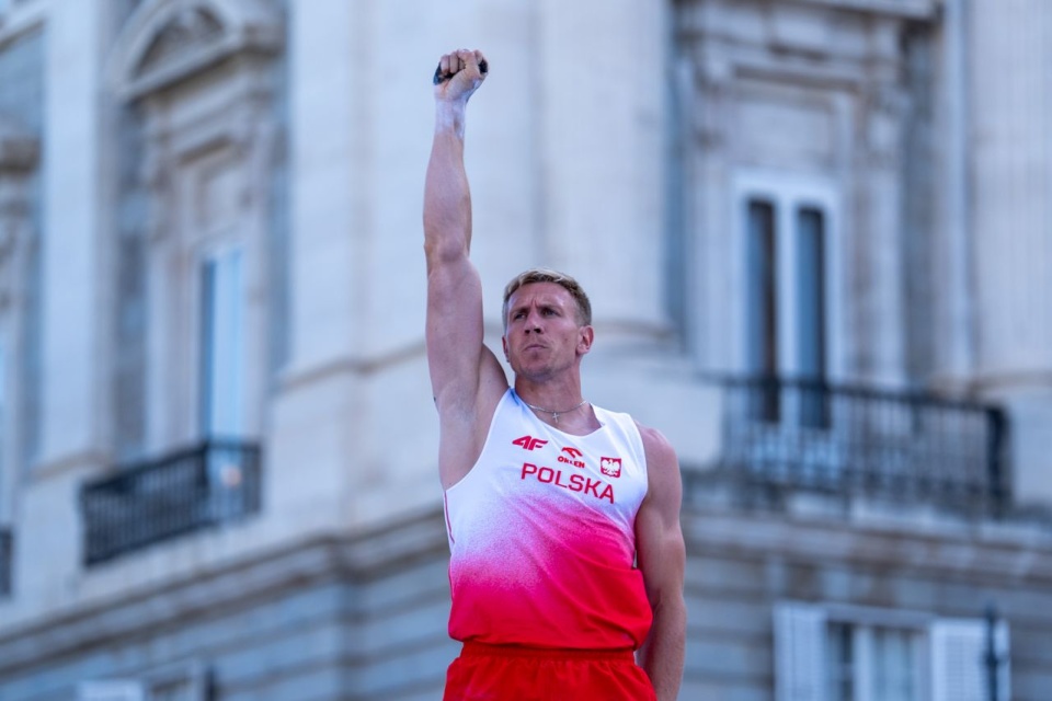 Piotr Lisek był zadowolony ze swojego występu i punktów zdobytych dla naszej kadry. Fot. Tomasz Kasjaniuk