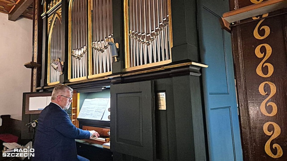 Bogdan Narloch gra na organach Barnima Grüneberga z XIX wieku w kościele pw. św. Stanisława Biskupa i Męczennika w Wolinie. Fot. Dorota Zamolska [Radio Szczecin]