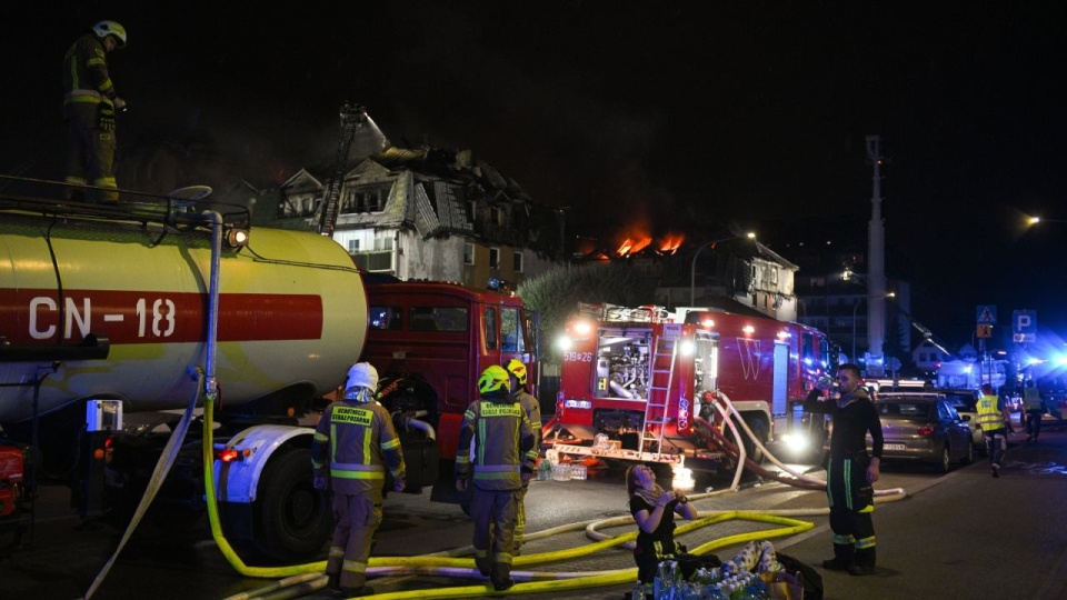 Pożar dachu budynku mieszkalnego na osiedlu Kopernika w podwarszawskich Ząbkach, 3 bm. W akcji gaśniczej bierze udział 26 zastępów straży pożarnej. PAP/Marcin Obara