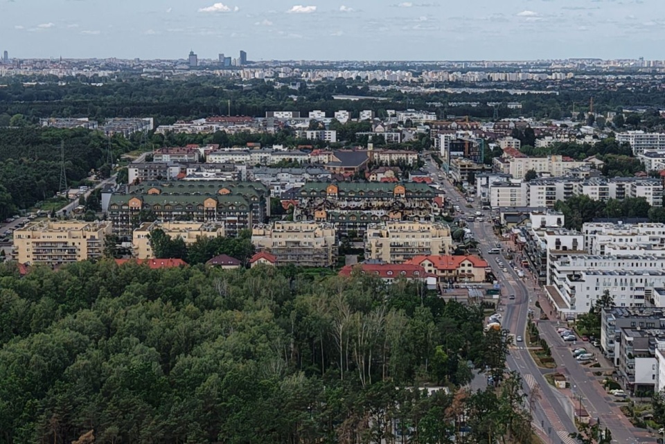 W środku kadru uszkodzony przez pożar budynek mieszkalny w podwarszawskich Ząbkach. Fot. PAP/Leszek Szymański