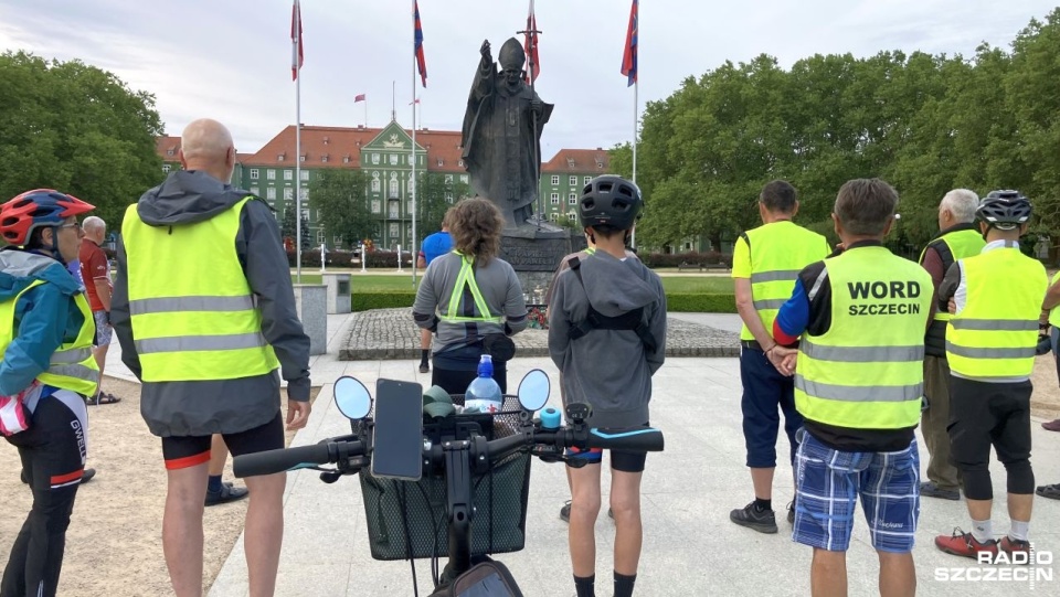 Najpierw uczestnicy spotkali się na Jasnych Błoniach przy pomniku papieża. Fot. Piotr Kołodziejski [Radio Szczecin]