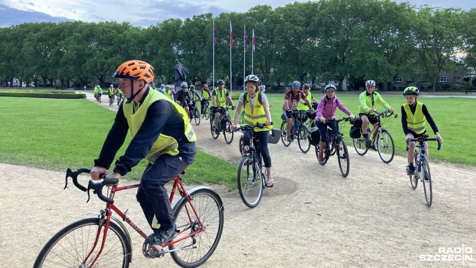 Część pielgrzymów rano wyruszła z Jasnych Błoni, do katedry, skąd w komplecie pojechali w dalszą drogę. Fot. Piotr Kołodziejski [Radio Szczecin]