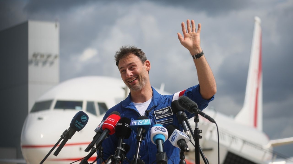 Polski członek załogi Axiom-4 dr Sławosz Uznański-Wiśniewski po wylądowaniu na lotnisku w Kolonii. Kapsuła Crew Dragon misji Axiom-4 z czwórką astronautów na pokładzie powróciła na Ziemię z orbity okołoziemskiej, gdzie przez blisko dwa tygodnie dokowała do Międzynarodowej Stacji Kosmicznej ISS. PAP/Leszek Szymański