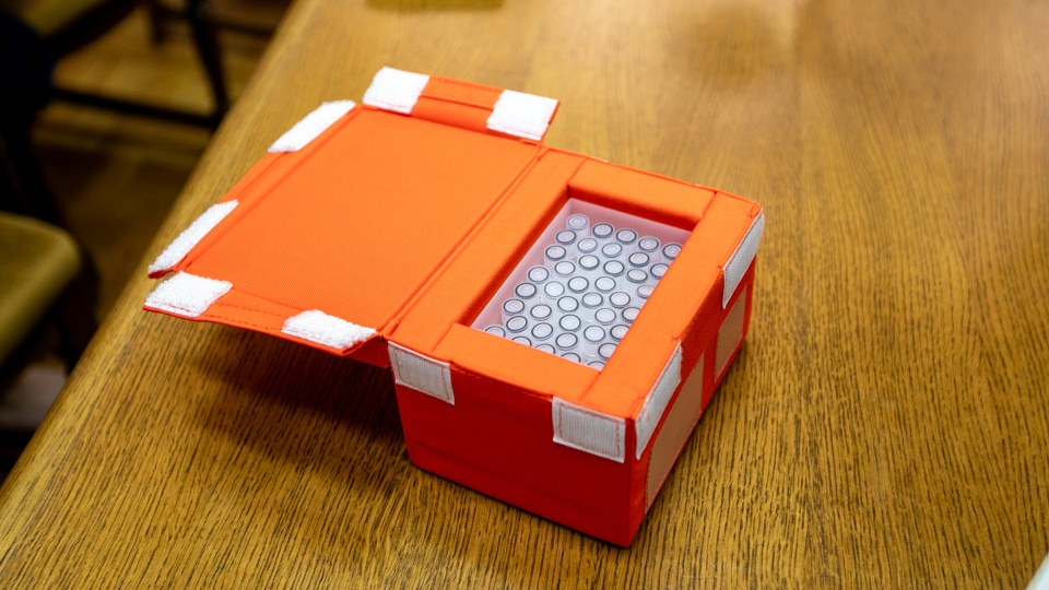 Kopia pudełka Fot. Weronika Łyczywek [Radio Szczecin]