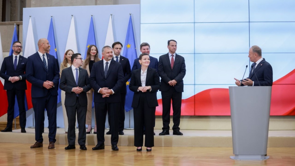 Premier Donald Tusk oraz nowi ministrowie, na pierwszym planie od lewej: sportu - Jakub Rutnicki, energii Miłosz Motyka, sprawiedliwości - Waldemar Żurek, kultury - Marta Cienkowska, podczas konferencji prasowej w KPRM w Warszawie. Szef rządu przedstawił szczegóły rekonstrukcji swojego gabinetu. PAP/Leszek Szymański
