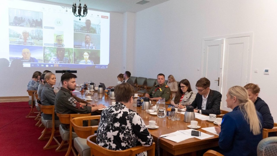 Podczas spotkania z organizacjami harcerskimi zwróciła się do nich o przegląd procedur wewnętrznych, zwłaszcza w zakresie nadzoru nad procesem wychowawczym. źródło: x.com/MinisterstwoEiN