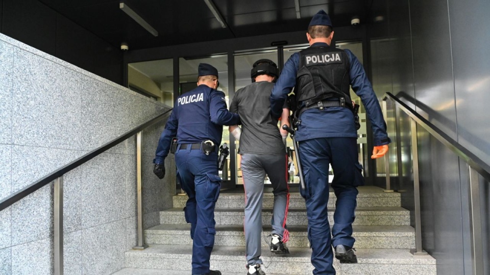 Jeden z dwóch podejrzanych o zabójstwo mężczyzny w Policach doprowadzany do Prokuratury Rejonowej Szczecin Zachód, 5 bm. Dwaj 23-latkowie w niedzielę mieli uczestniczyć w bójce, w wyniku której od ciosów nożem zginął 29-letni mężczyzna. (sko) PAP/Marcin Bielecki