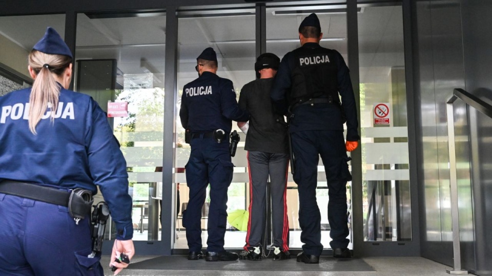 Jeden z dwóch podejrzanych o zabójstwo mężczyzny w Policach doprowadzany do Prokuratury Rejonowej Szczecin Zachód. Dwaj 23-latkowie w niedzielę mieli uczestniczyć w bójce, w wyniku której od ciosów nożem zginął 29-letni mężczyzna. PAP/Marcin Bielecki