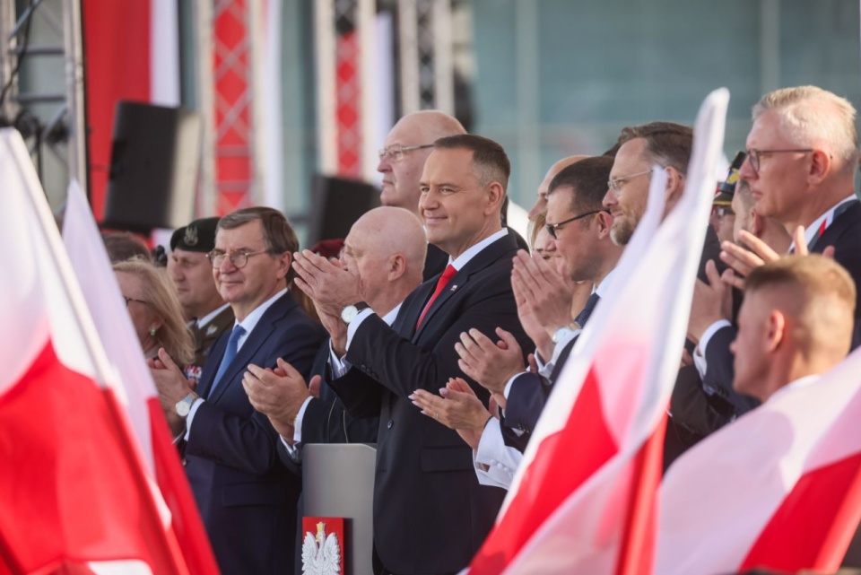 Z prawej przy prezydencie stoją: Paweł Szefernaker i Zbigniew Bogucki. Fot. PAP/Leszek Szymański