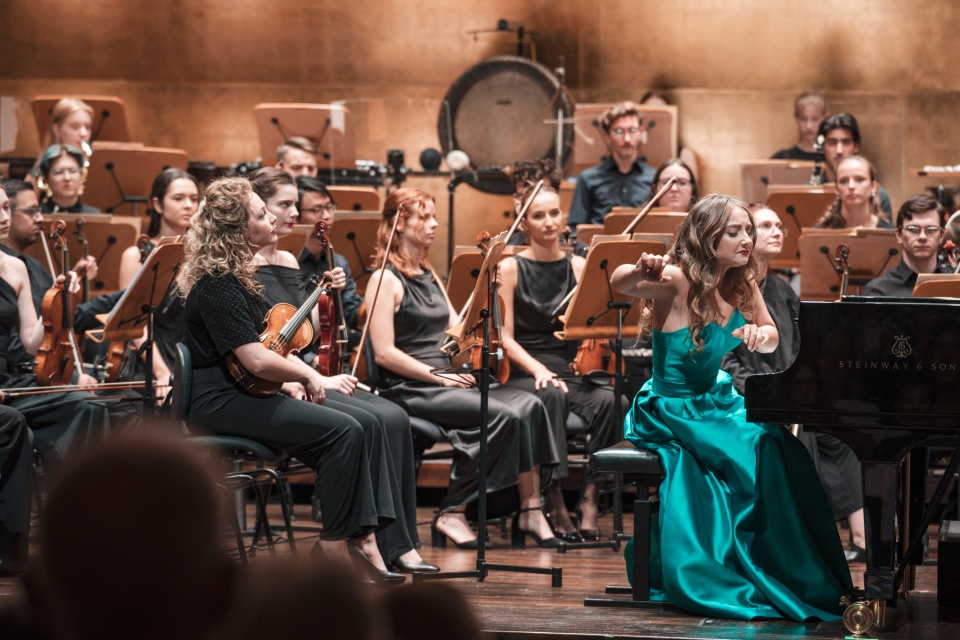 Aleksandra Świgut – pianistka w Złotej Sali Filharmonii im. Mieczysława Karłowicza w Szczecinie. Fot. Piotr Nykowski