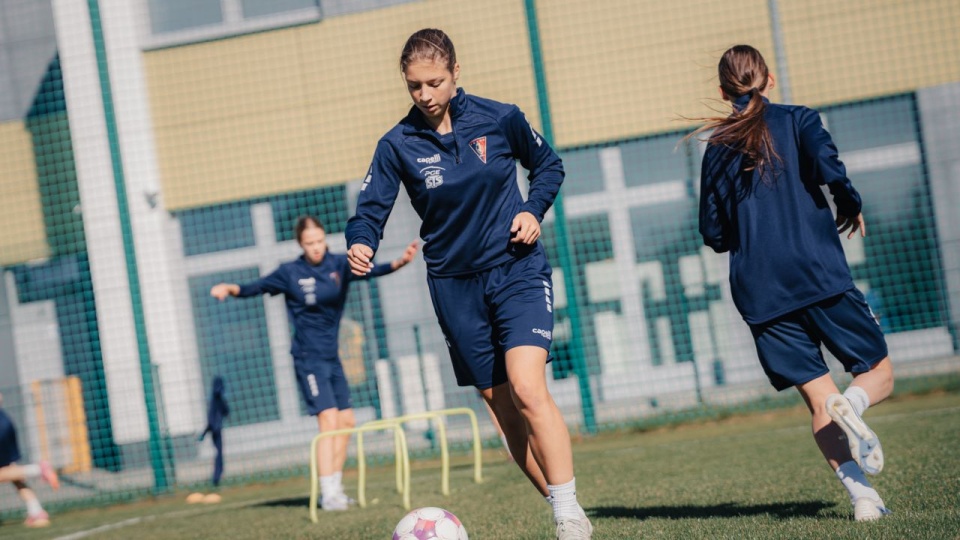 Spotkanie piłkarek Pogoni z GKS Katowice rozpocznie się o godz. 12 na stadionie przy ul. Karłowicza w Szczecinie. źródło: x.com/PogonSzczecin_K