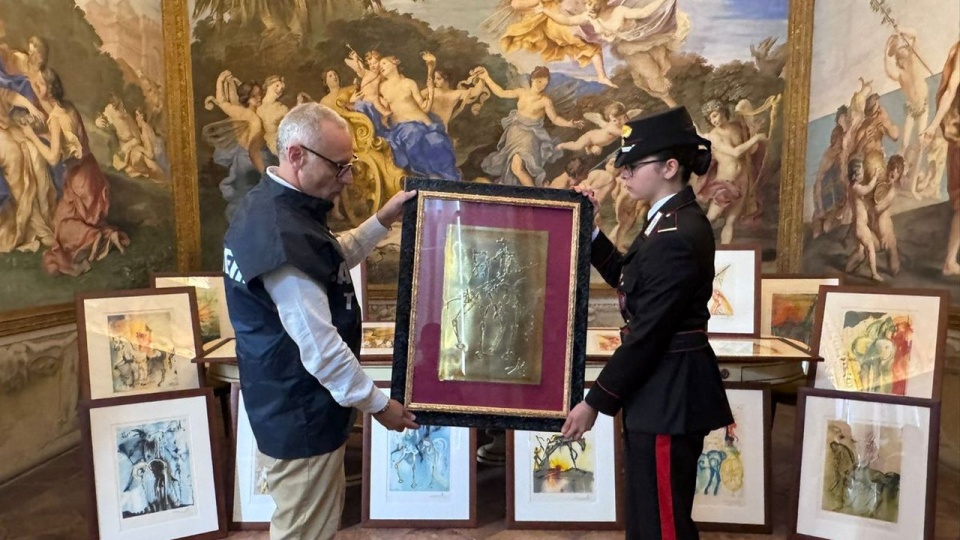 Obecnie wystawa ponad 120 prac Dalego prezentowana jest w Palazzo Tarasconi w Parmie. źródło: https://x.com/_Carabinieri_