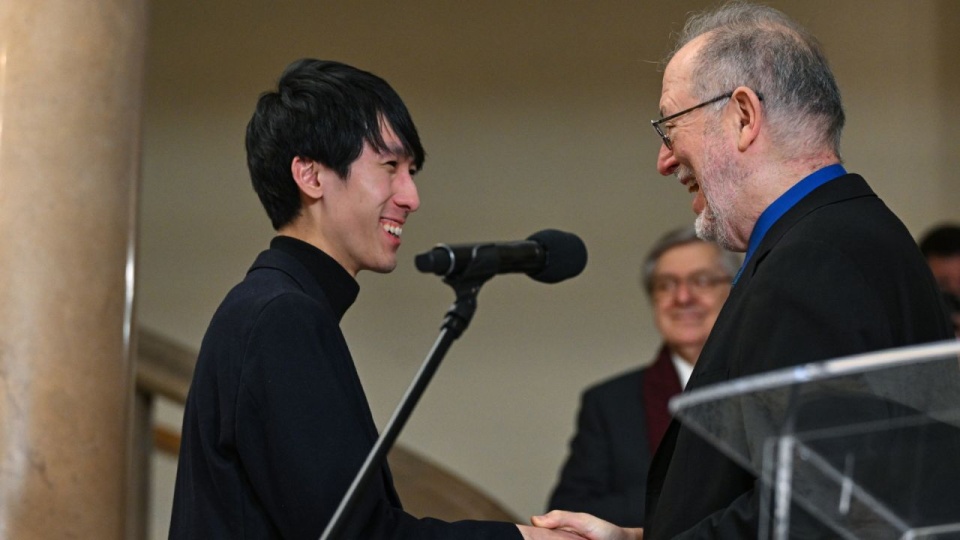 XIX Konkurs Chopinowski. Laureat pierwszego miejsca, Eric Lu z USA oraz przewodniczący jury Garrick Ohlsson podczas ogłoszenia wyników finału XIX edycji Konkursu Chopinowskiego w sali koncertowej Filharmonii Narodowej w Warszawie, w nocy z 20 na 21 bm. PAP/Radek Pietruszka