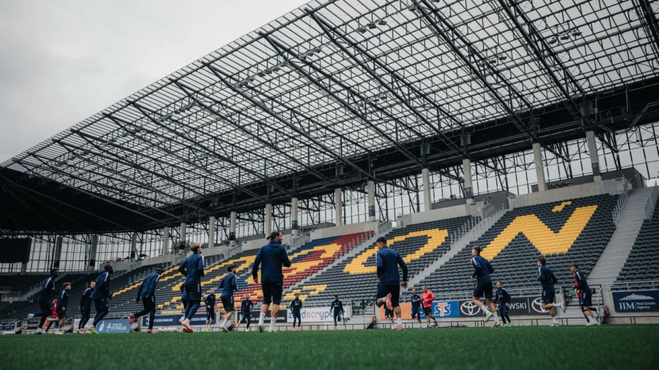 Sobotnie spotkanie Pogoni z Cracovią rozpocznie się o godzinie 17.30 na stadionie przy Twardowskiego w Szczecinie. źródło: x.com/PogonSzczecin